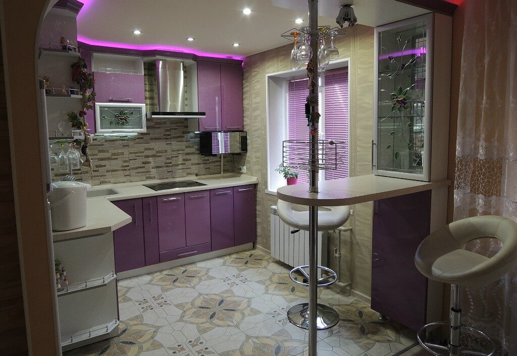 Зонирование с помощью барной стойки на кухне, совмещенной с гостиной или столовой