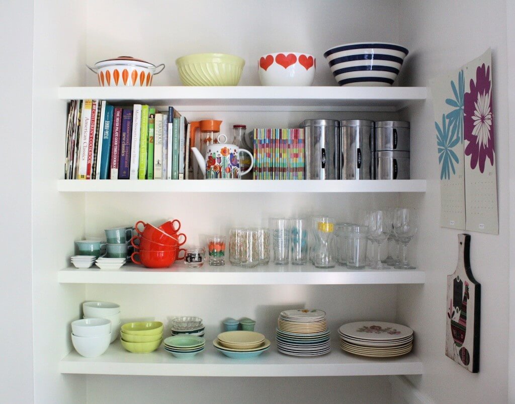 Открытые полки на кухне: плюсы и минусы, отзывы, фото в интерьере