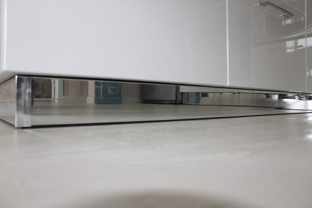 Цоколь кухонного гарнитура — что это такое? Фото реальных кухонь с декоративной планкой и без нее