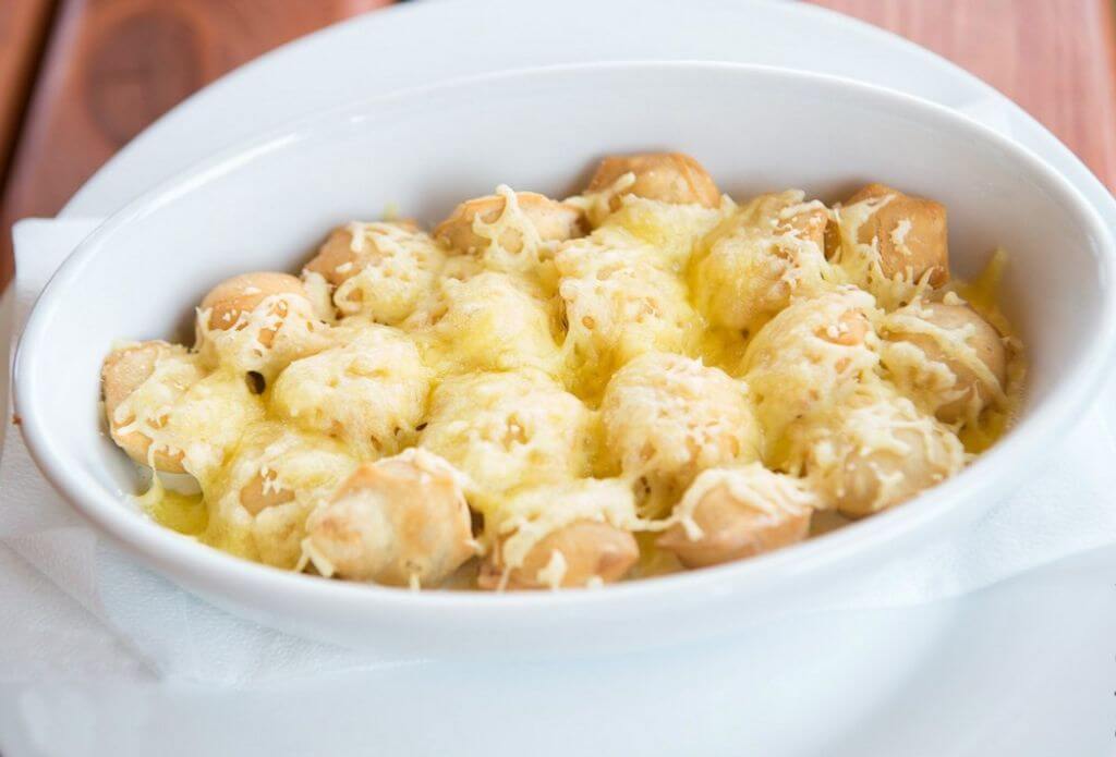 Можно ли пельмени приготовить в микроволновке, и как это сделать с водой и без?