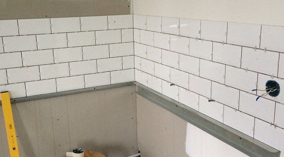 Рекомендации по укладке плитки «кабанчик» на фартук кухни