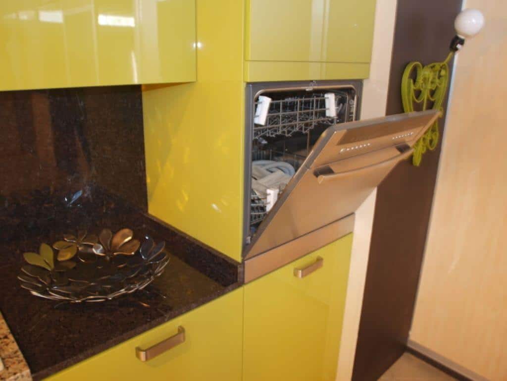 Куда поставить посудомоечную машину в маленькой кухне (+примеры установки с фото)