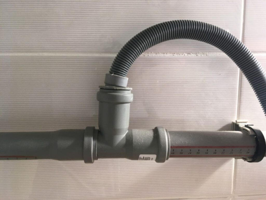 Почему на посуде остается белый налет после посудомойки: в чем причина, что делать, как убрать