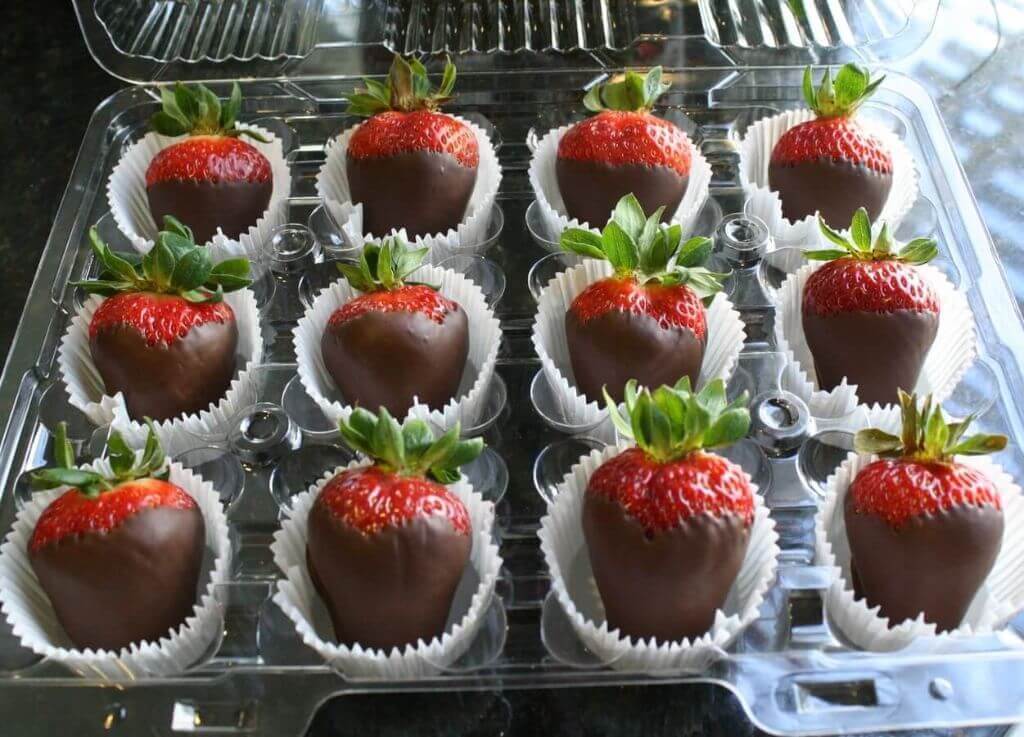 Как правильно и вкусно заморозить клубнику на зиму в морозильной камере с сахаром и без