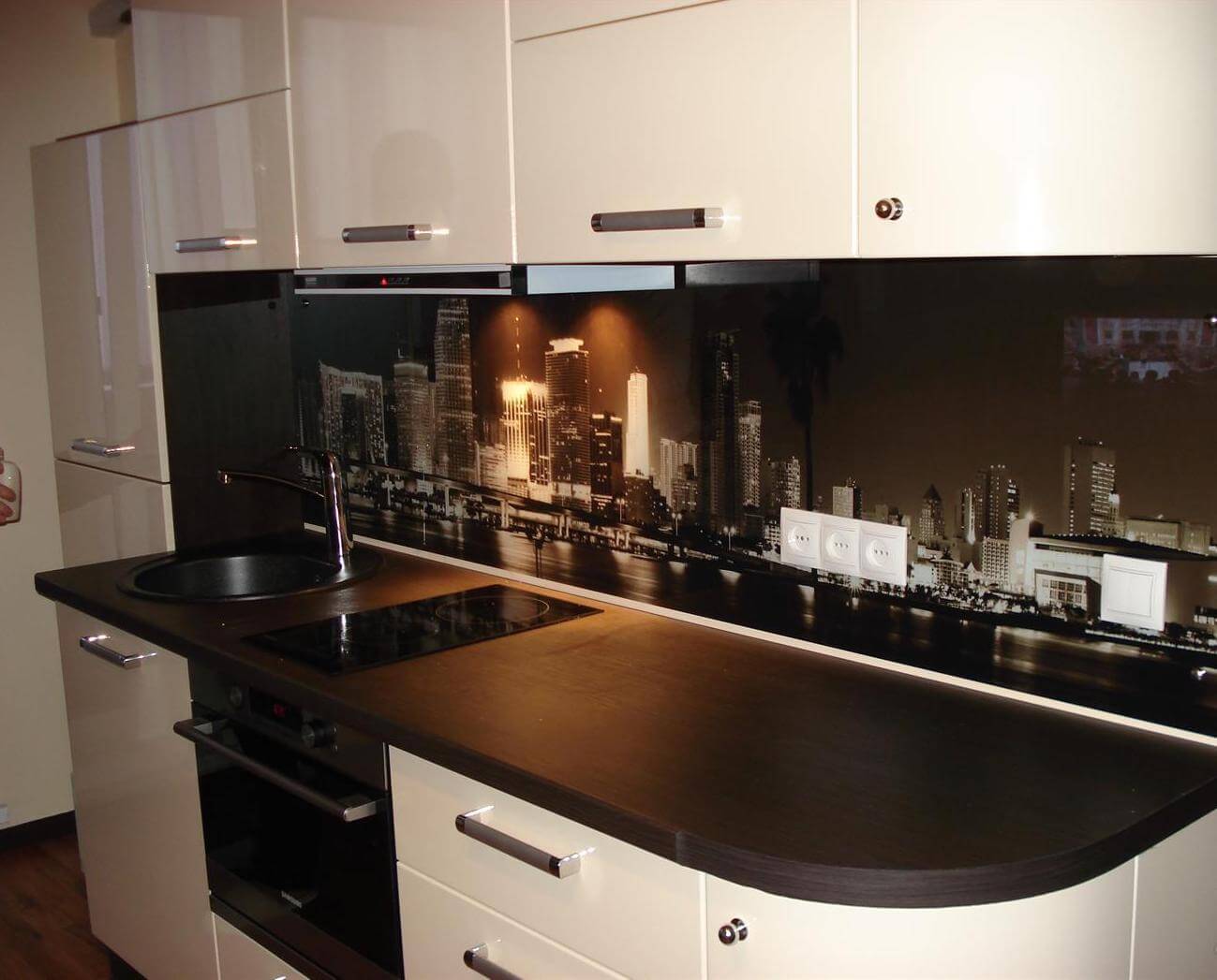 Розетки на кухонном фартуке для освещения и техники: как безопасно установить и скрыть