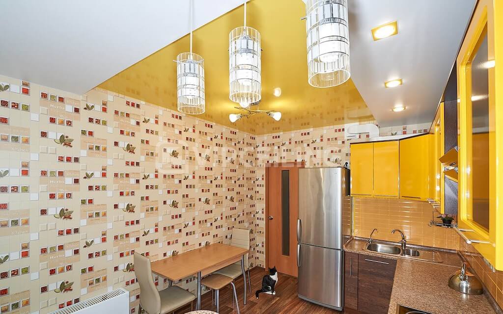 Какого цвета сделать натяжной потолок на кухне: популярные и необычные варианты