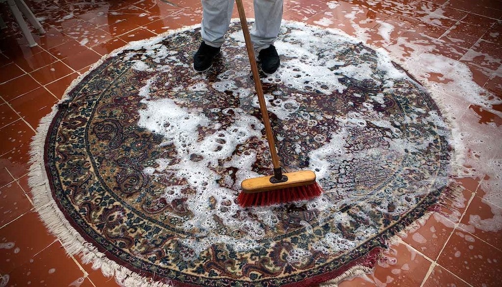 Как в домашних условиях почистить ковер (палас): лучшие подручные средства