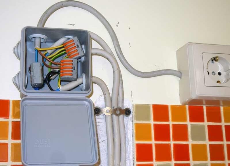 Как сделать электропроводку на кухне — выбрать схему разводки, проложить кабель, установить щиток и розетки