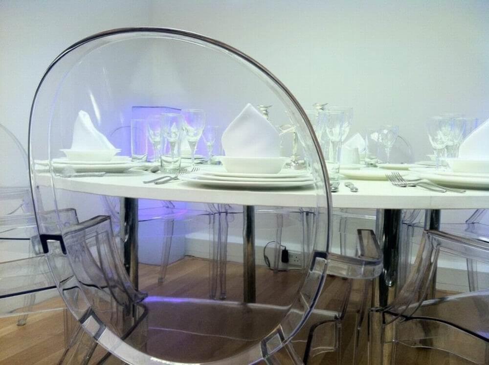 Прозрачные стулья в интерьере кухни: пластиковые, стеклянные (+40 фото)