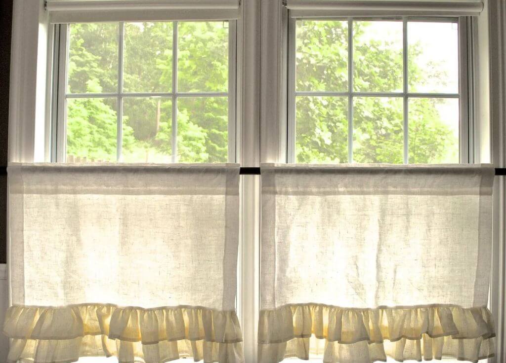 Как закрыть окна на первом этаже от посторонних взглядов и солнца своими руками