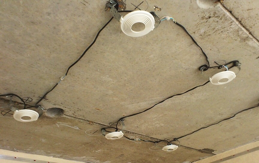 Проводка под натяжным потолком: достоинства и недостатки, рекомендации и возможные ошибки
