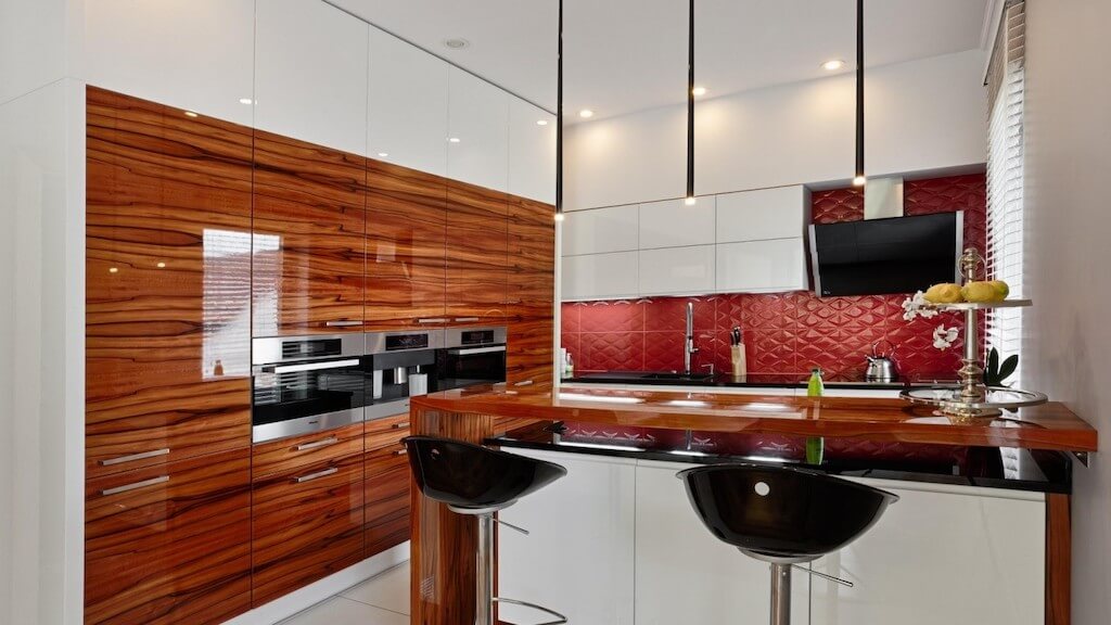 Белая кухня с деревом: любовь с первого взгляда