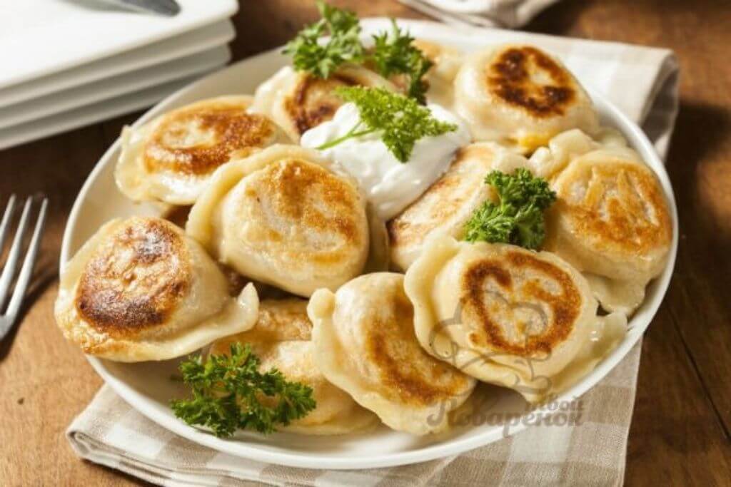 Можно ли пельмени приготовить в микроволновке, и как это сделать с водой и без?