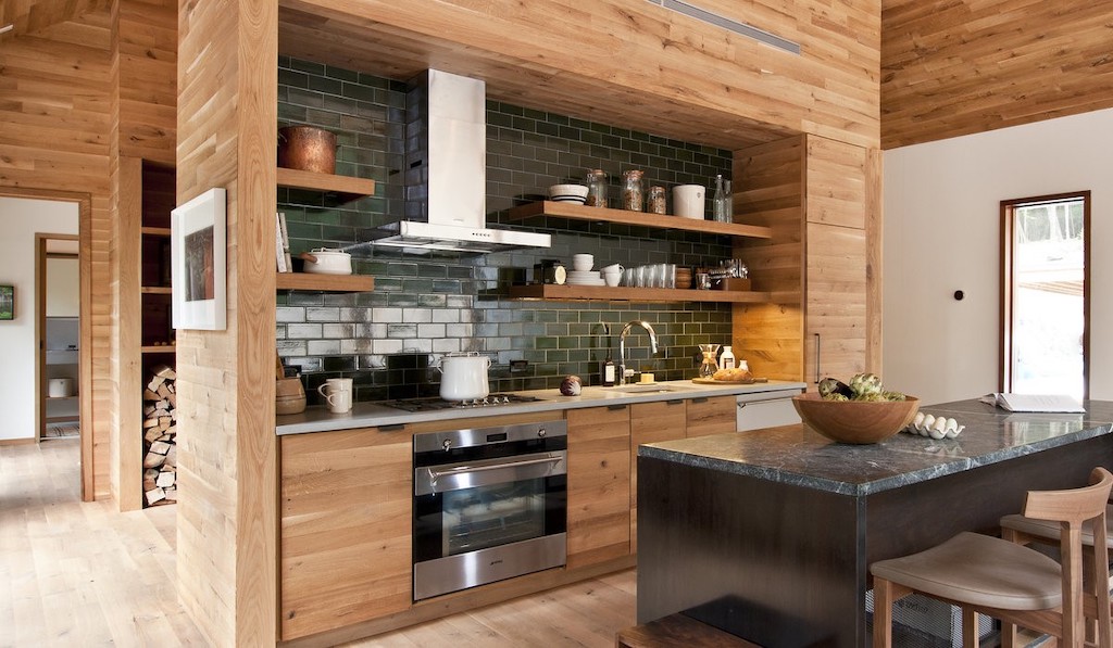 14 советов, как создать потрясающий дизайн кухни в деревянном доме (+80 фото реальных интерьеров)