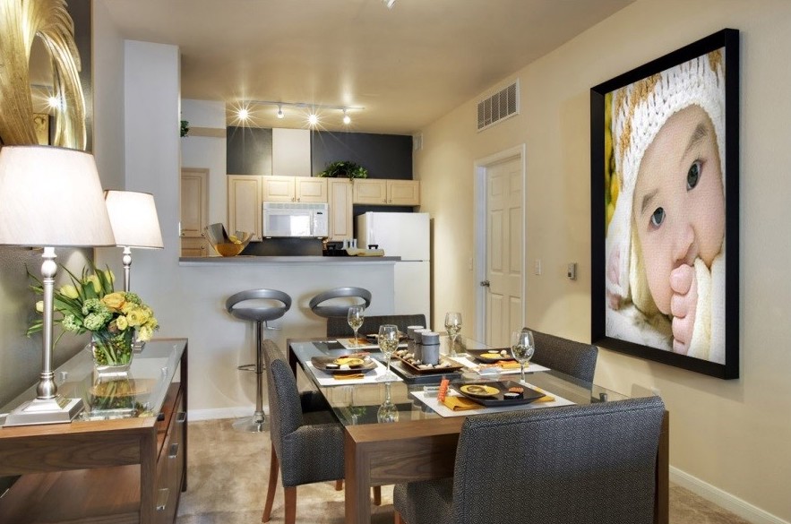 Оформление стены на кухне возле стола: способы и фото удачных идей