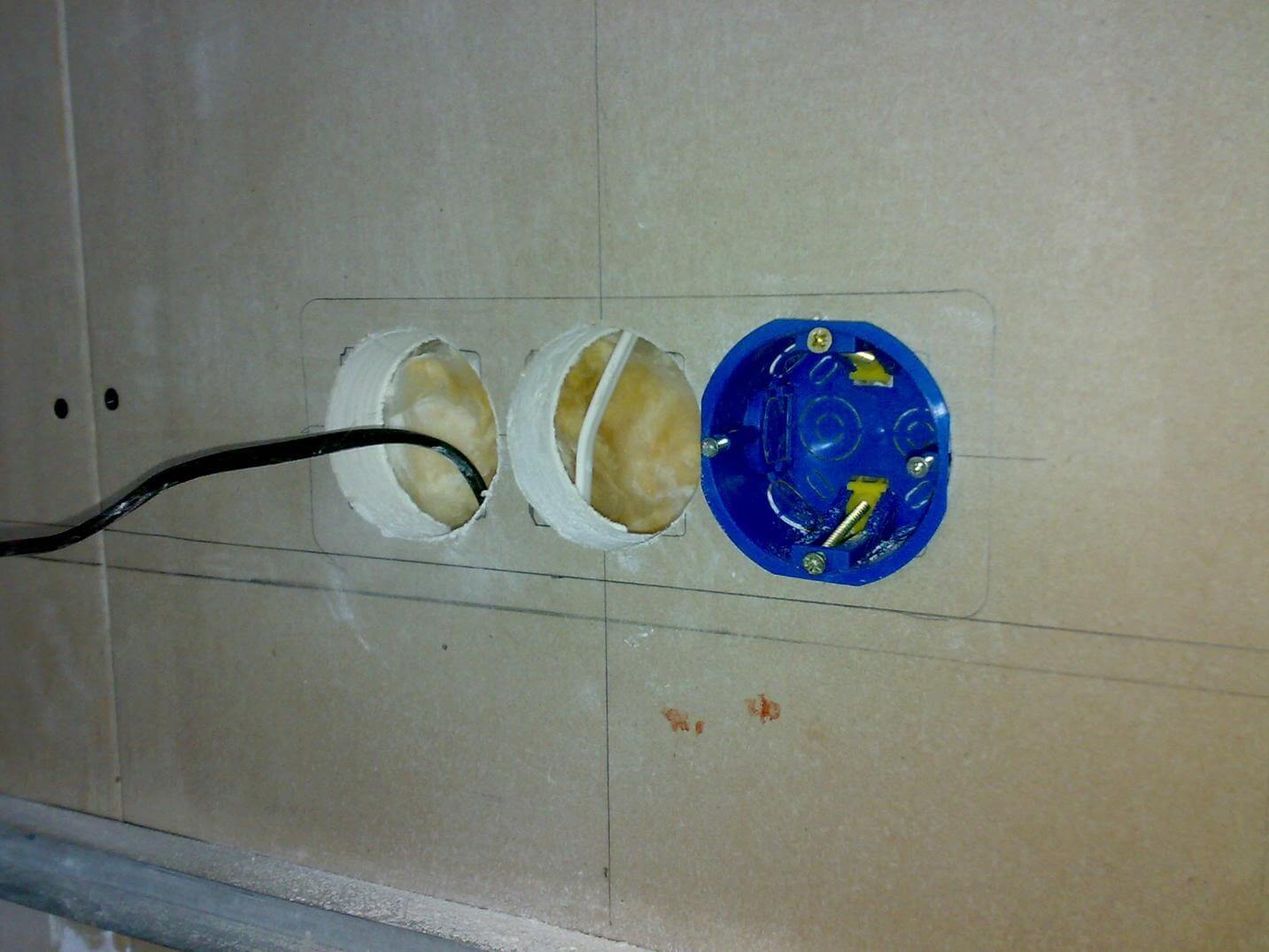 Розетки на кухонном фартуке для освещения и техники: как безопасно установить и скрыть