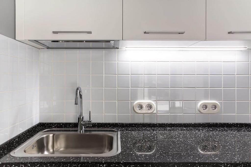 Как сделать или перенести розетки на кухне во время или после ремонта