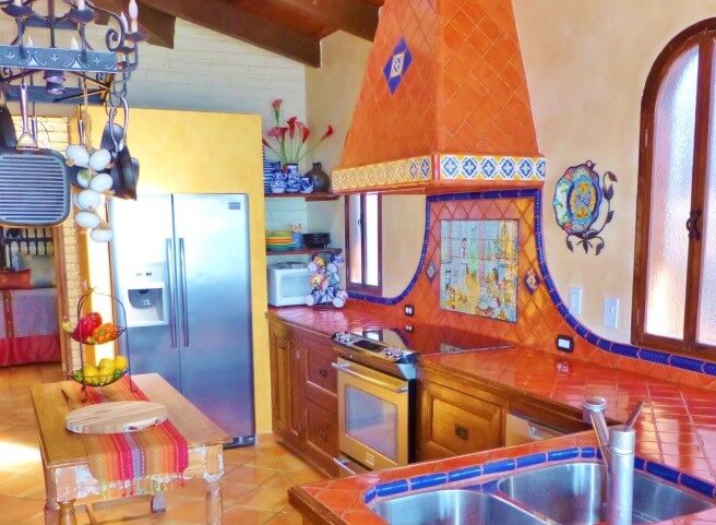 Персиковый цвет в интерьере кухни: дизайн стен, фартука, пола, потолка, выбор стиля и декора