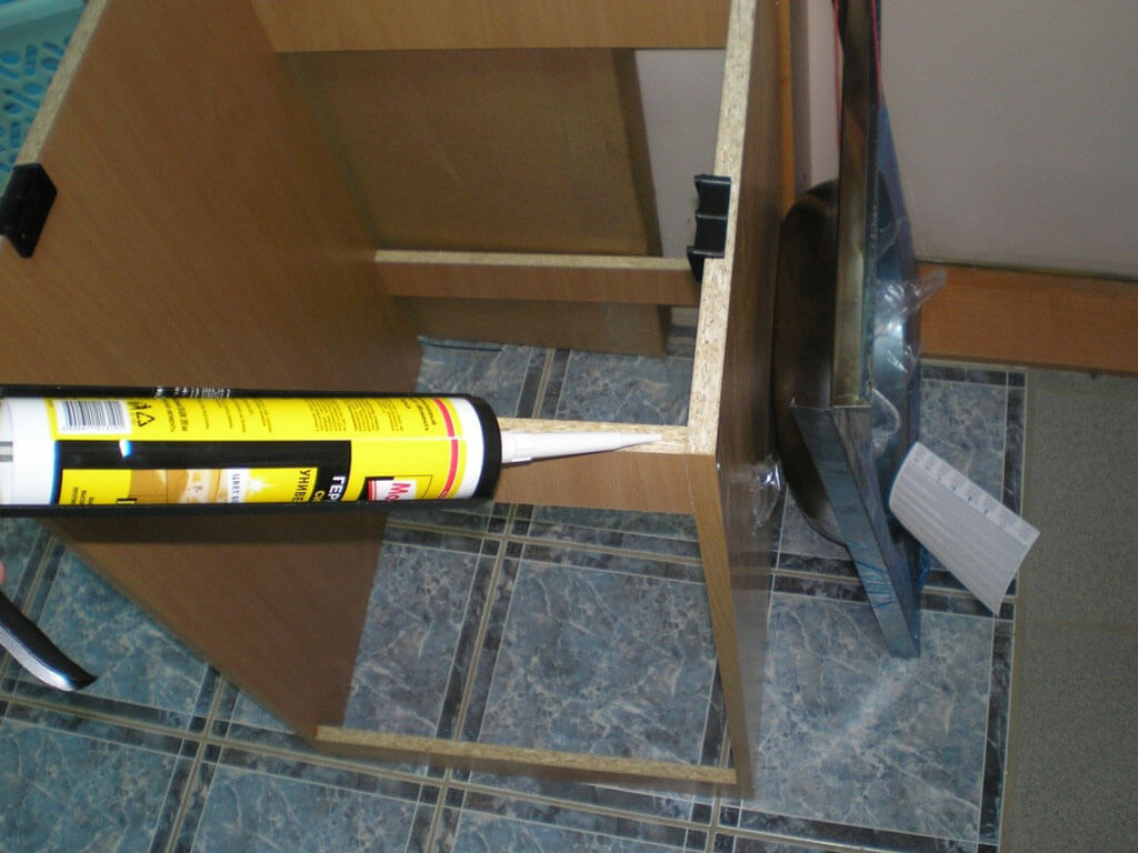 Как установить мойку на кухне своими руками: нюансы монтажа разных моделей, возможные ошибки