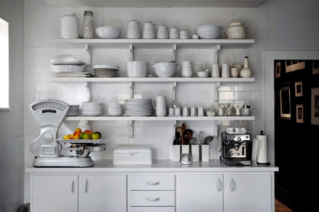 Открытые полки на кухне: плюсы и минусы, отзывы, фото в интерьере