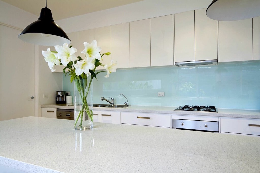 Какой фартук лучше выбрать для белой кухни: 30 вариантов с фото