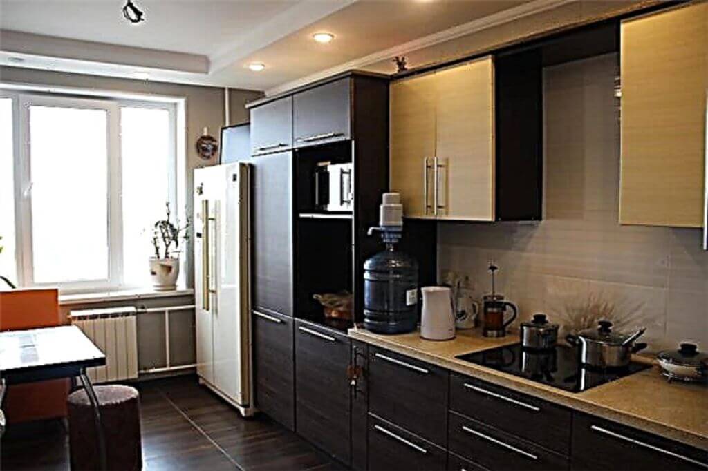 Бежевый (кремовый) холодильник в интерьере кухни