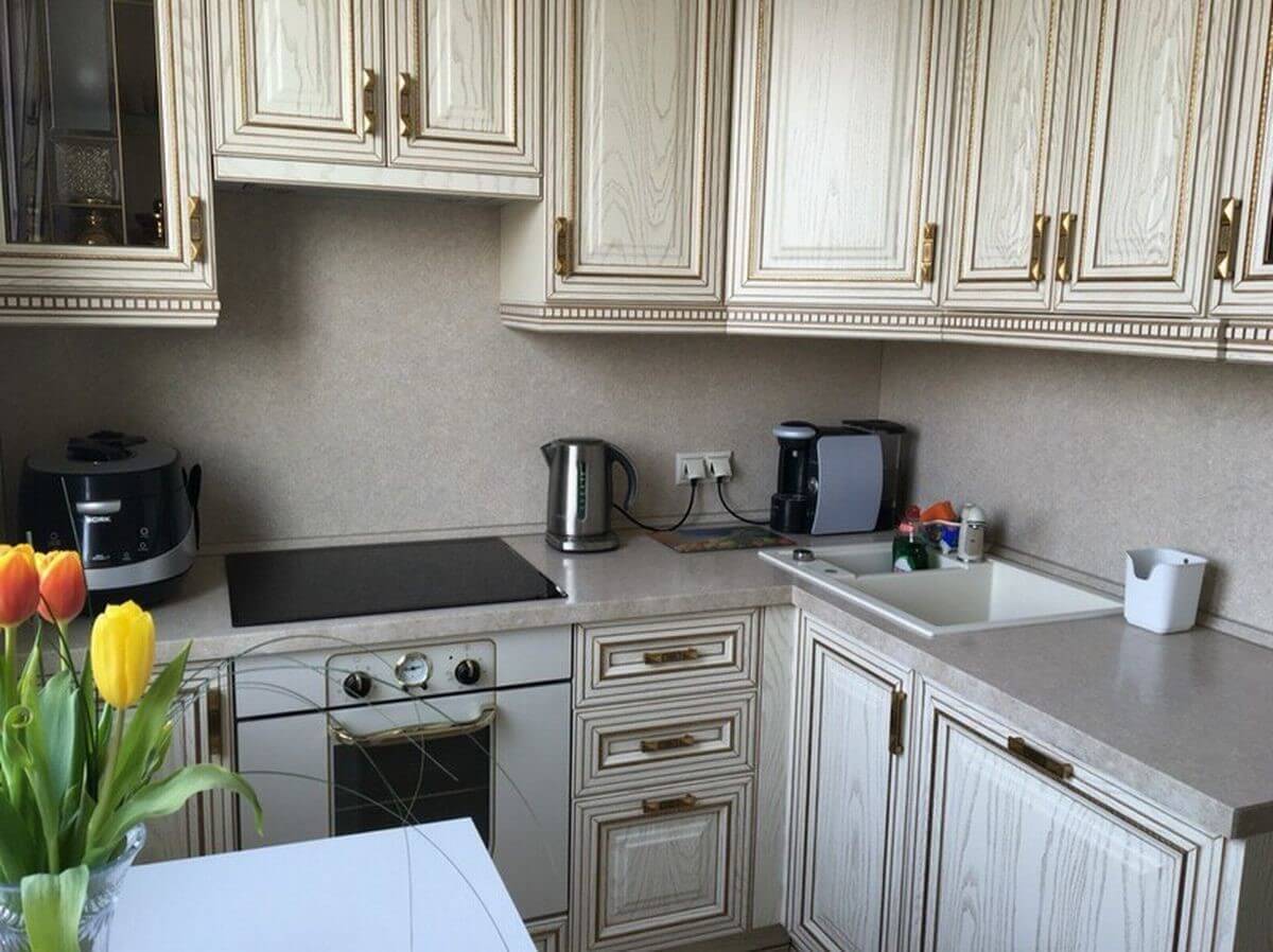На пике моды — кухонные гарнитуры с фасадами, покрытыми золотой патиной