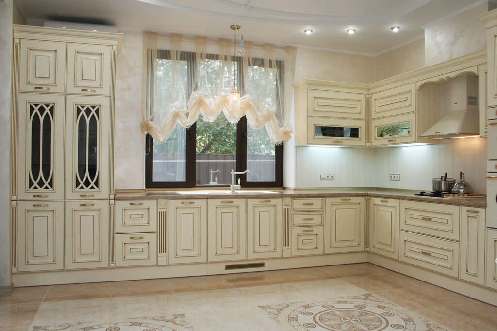 Интерьер кухни с патиной: фасады «под старину» в разных цветах и стилях