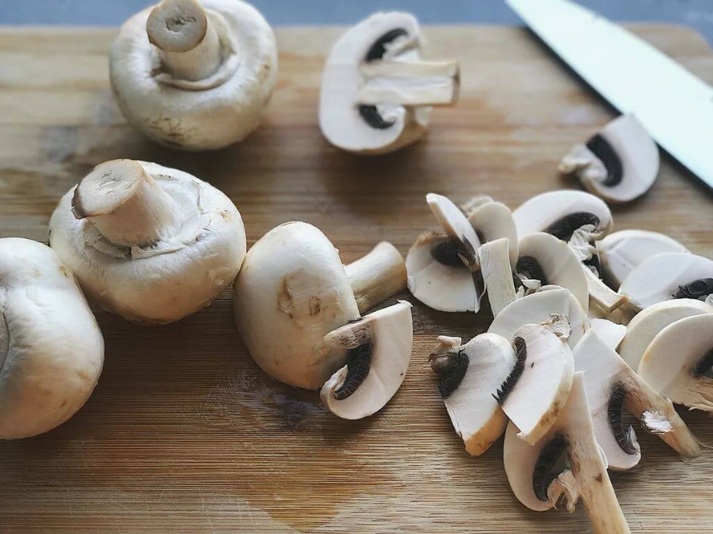 Почему сливки сворачиваются при тушении, нагреве, взбивании, в кофе: что делать, как избежать