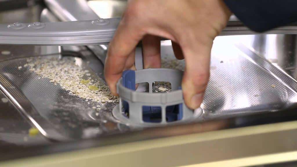 Почему на посуде остается белый налет после посудомойки: в чем причина, что делать, как убрать