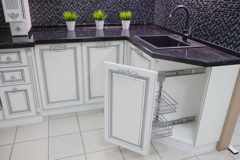 Интерьер кухни с патиной: фасады «под старину» в разных цветах и стилях