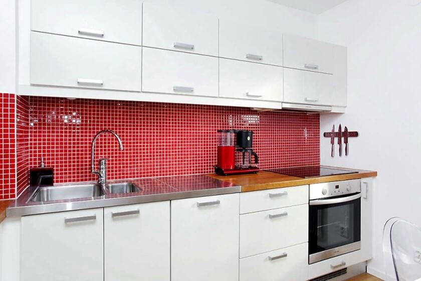 Защитный экран для кухни: выбор материала и установка своими руками