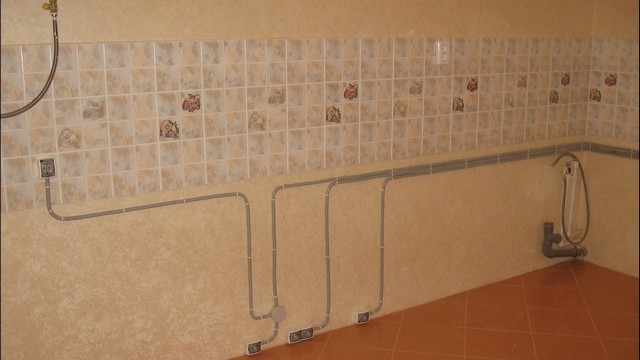 Как сделать или перенести розетки на кухне во время или после ремонта