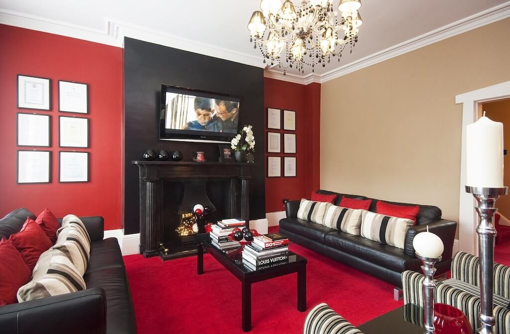 18 эффектных идей сочетания красного и черного цвета на кухне (+30 фото-примеров)