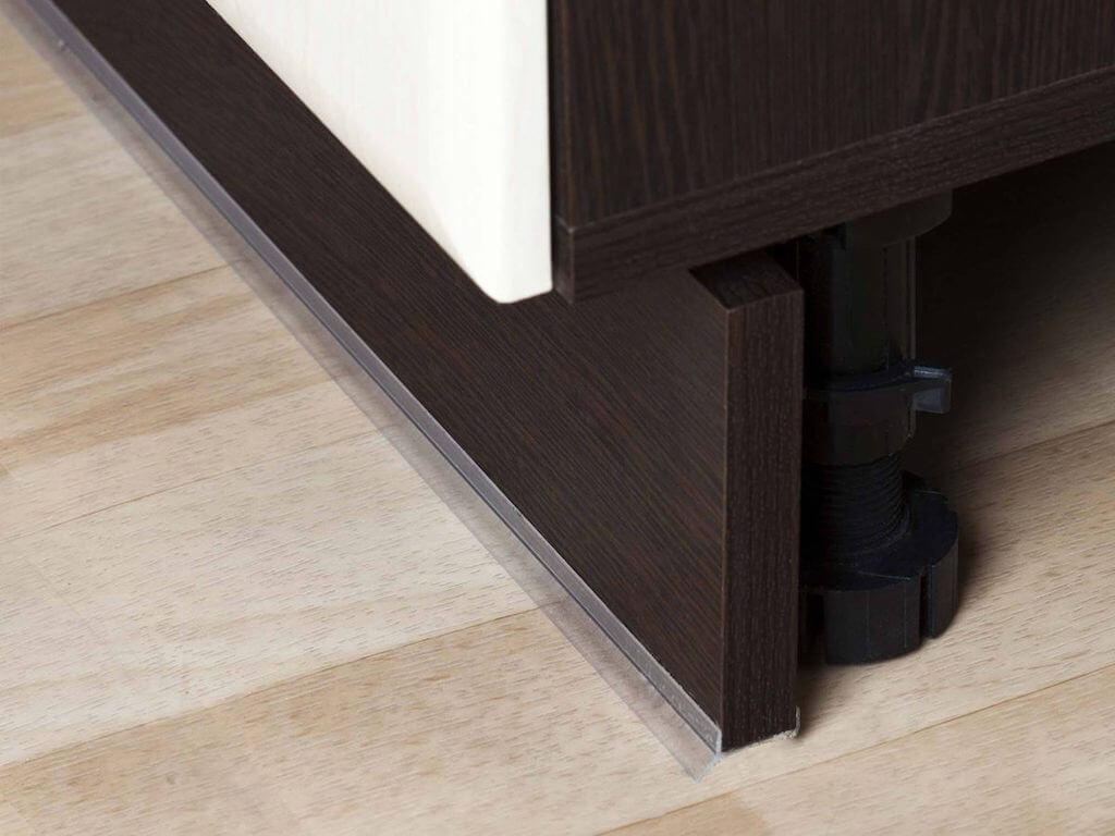 Цоколь кухонного гарнитура — что это такое? Фото реальных кухонь с декоративной планкой и без нее