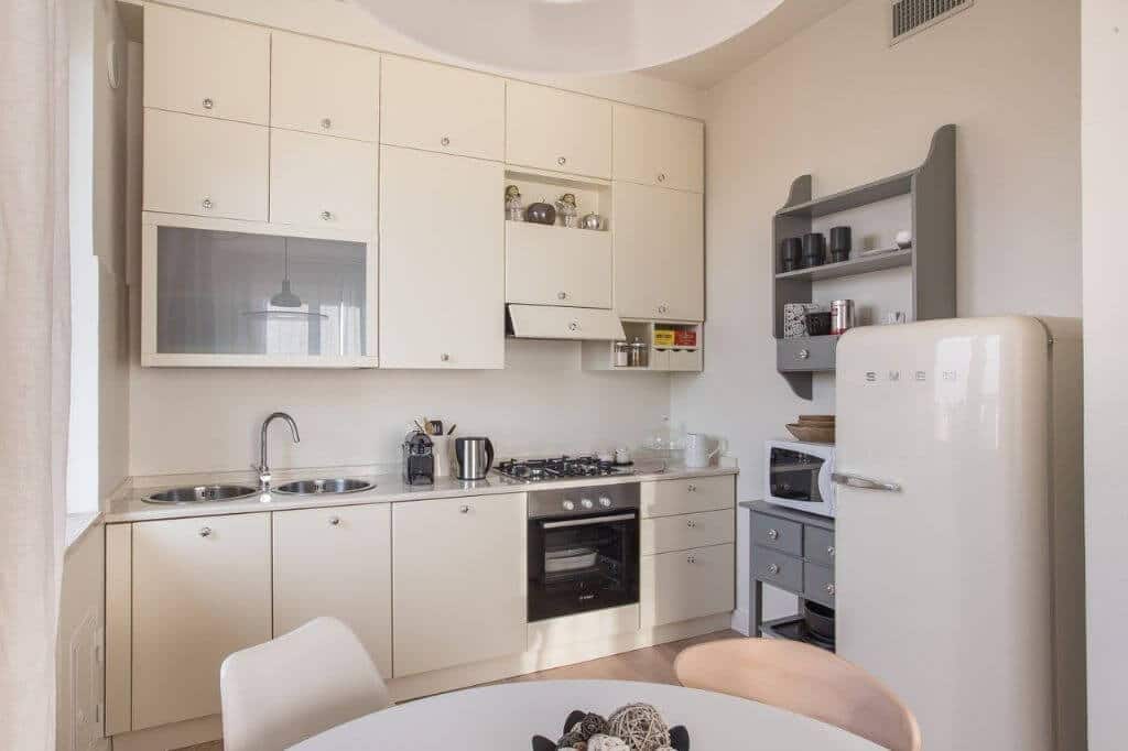 Бежевый (кремовый) холодильник в интерьере кухни