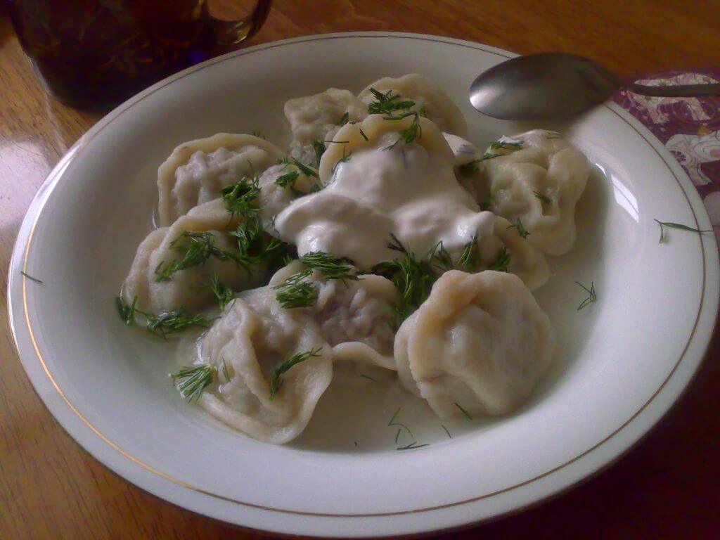 Можно ли пельмени приготовить в микроволновке, и как это сделать с водой и без?