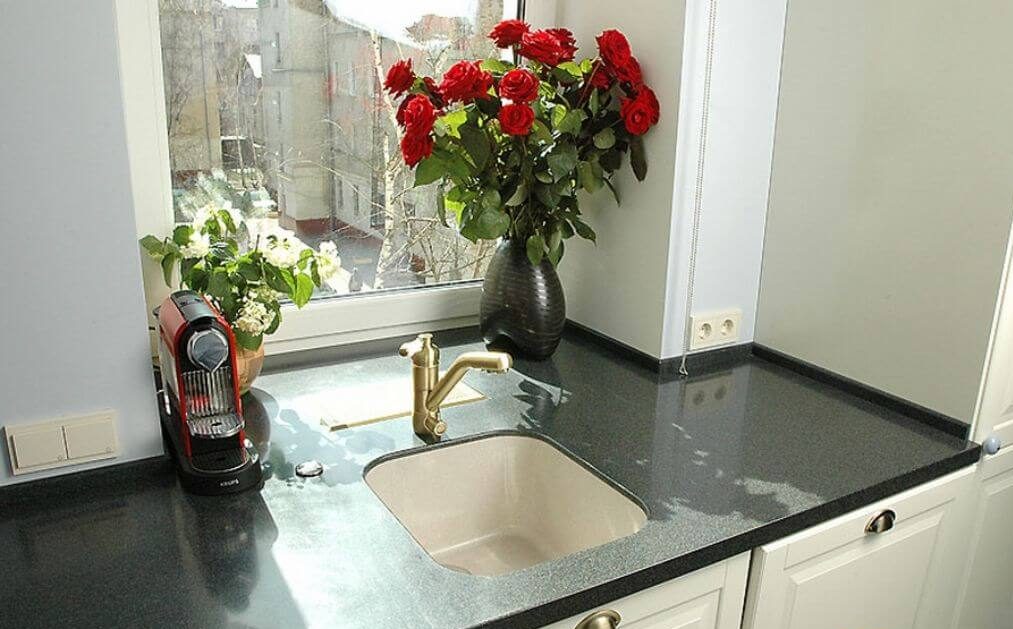 Как использовать и обыграть подоконник на кухне и других комнатах: идеи декора, фото интерьеров