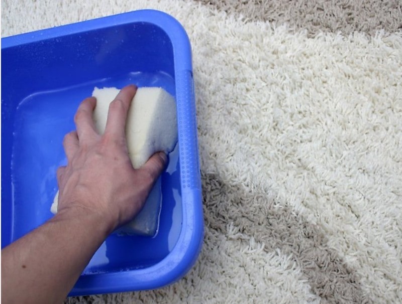 Как в домашних условиях почистить ковер (палас): лучшие подручные средства