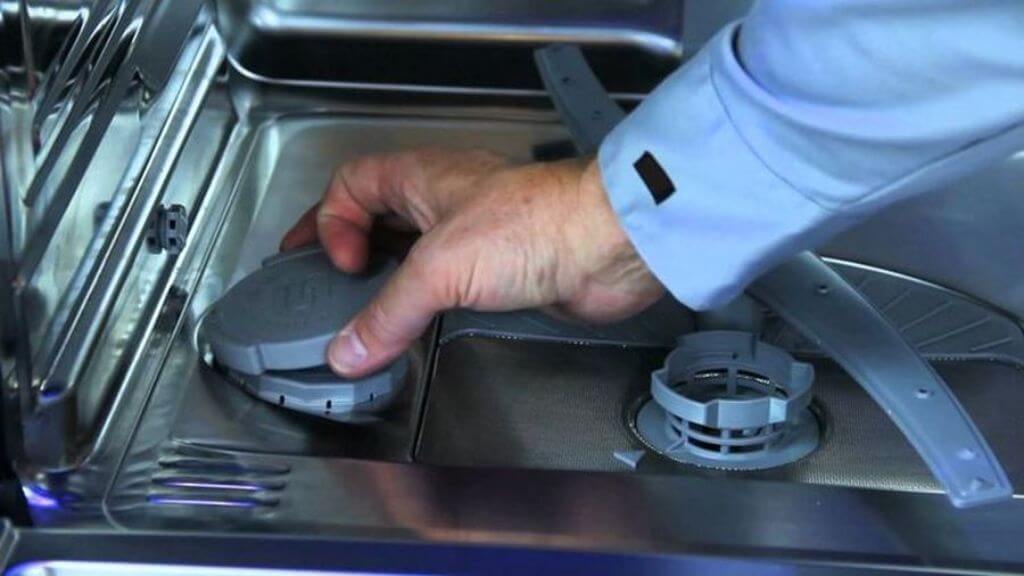 Почему на посуде остается белый налет после посудомойки: в чем причина, что делать, как убрать