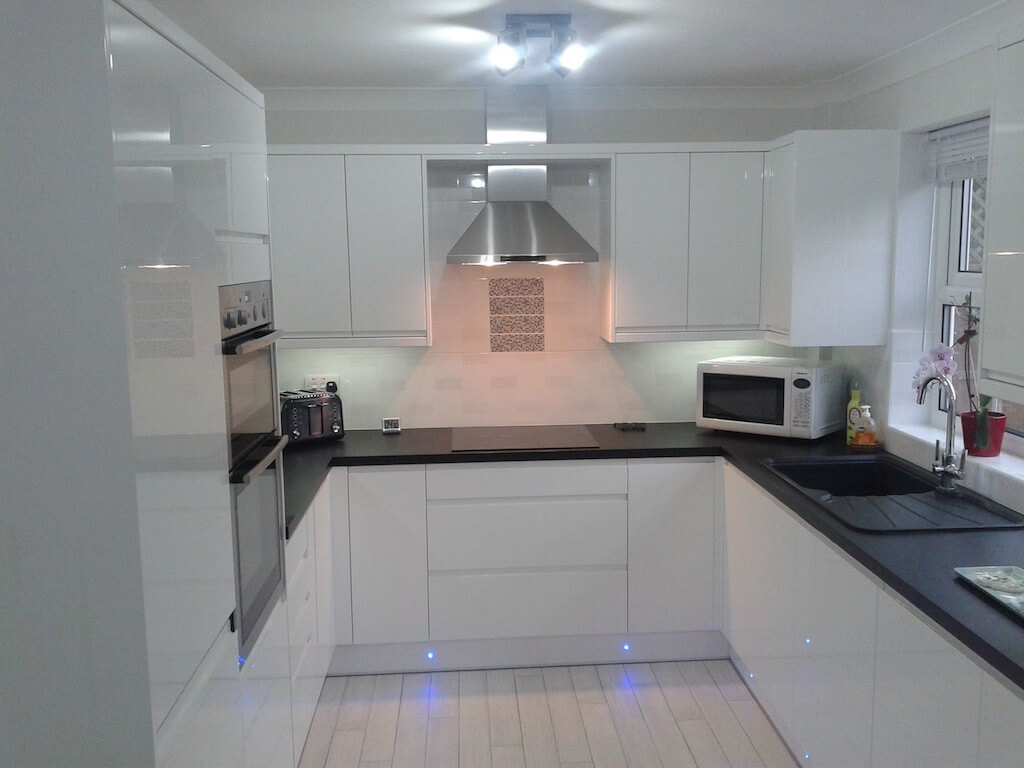 Встроенный холодильник в интерьере кухни и других комнат (+50 фото)