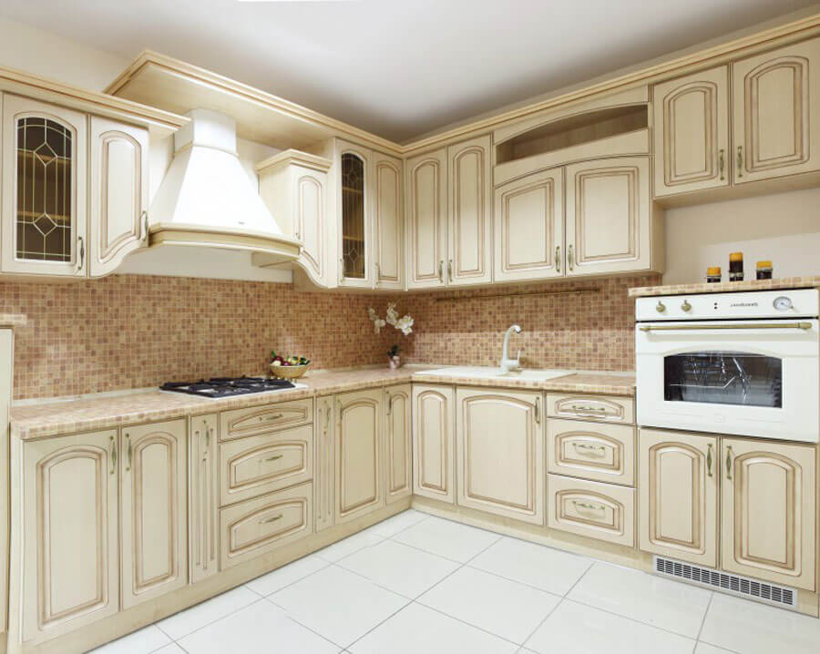 Интерьер кухни с патиной: фасады «под старину» в разных цветах и стилях