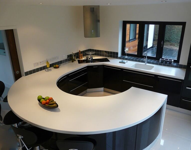 Угловая кухня с барной стойкой: выбор мебели, планировка и дизайн