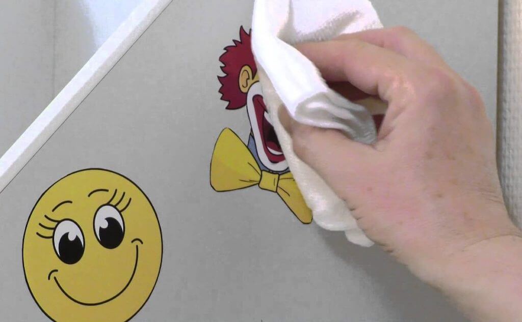 Как убрать след от наклейки с пластика в домашних условиях?