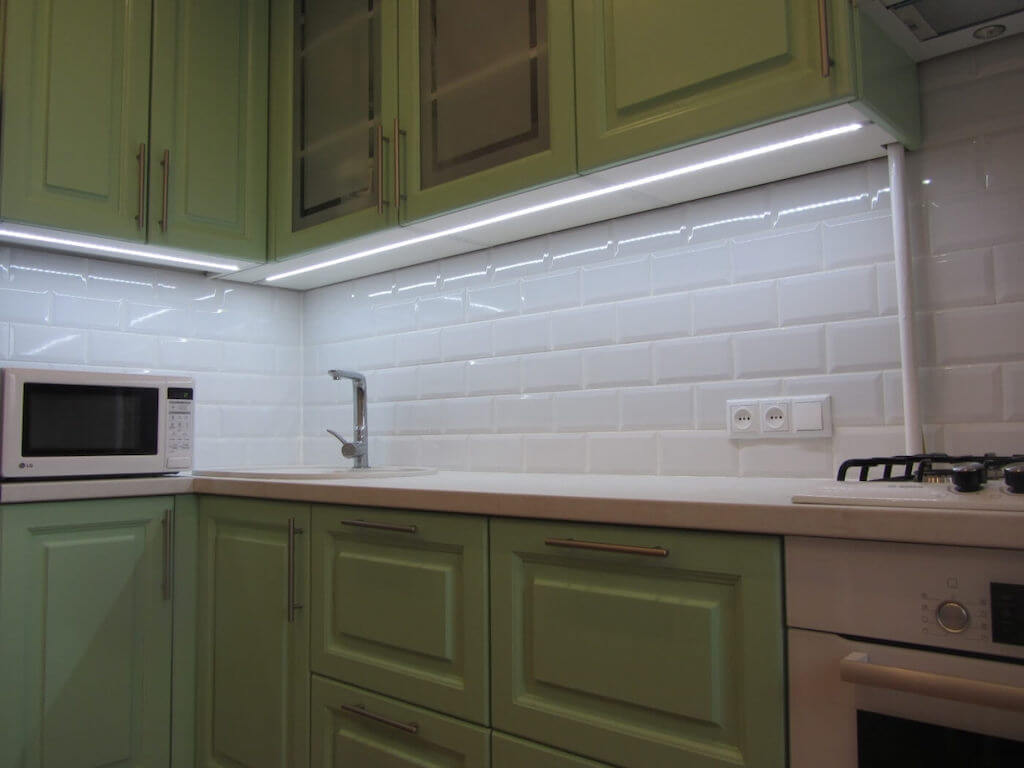 Технология укладки кухонного фартука из плитки на стене и по углам