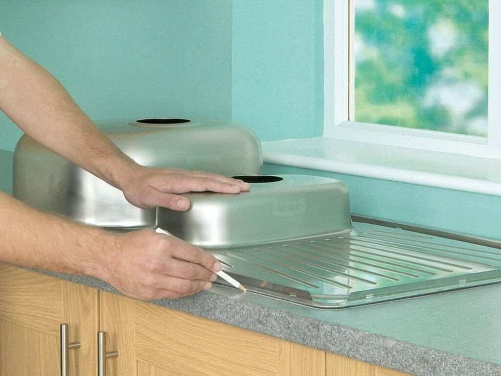 Как установить мойку на кухне своими руками: нюансы монтажа разных моделей, возможные ошибки