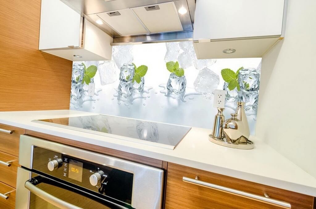 Скинали — беспроигрышный вариант добавить уникальности интерьеру: фото интересных стеклянных фартуков для кухни