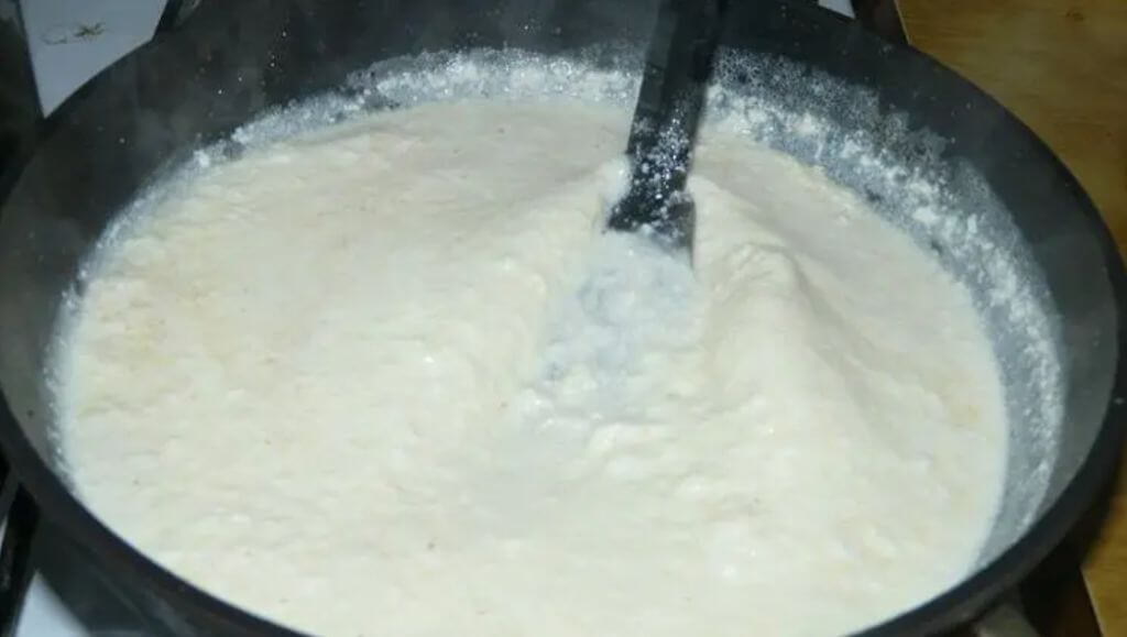 Почему сливки сворачиваются при тушении, нагреве, взбивании, в кофе: что делать, как избежать