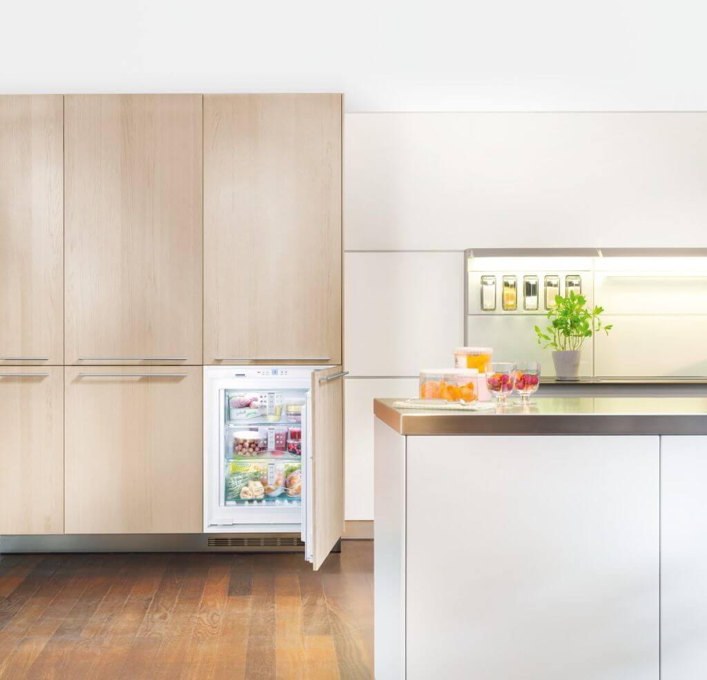 Бежевый (кремовый) холодильник в интерьере кухни