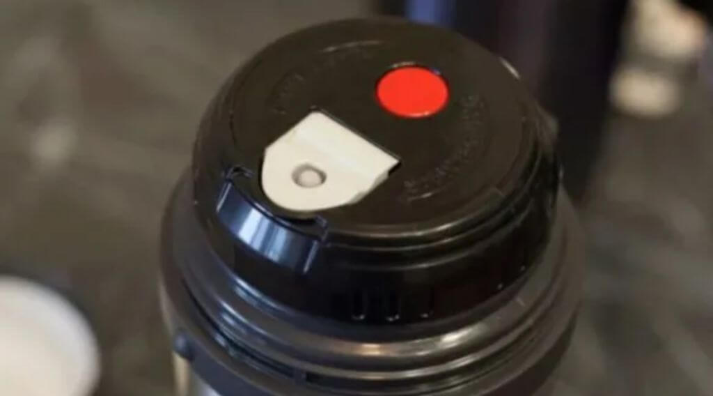 Как открыть термос, если крышку присосало, или она прокручивается?